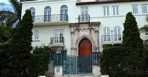 due cadaveri nella casa di versace|Usa, scoperti due cadaveri nella villa che fu di Versace .